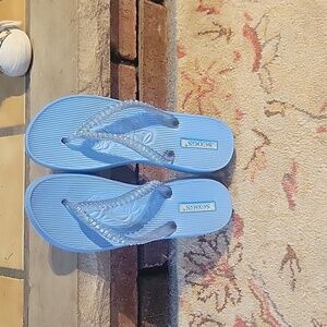 Adorable women's scogs sandle size 10 color light blue.